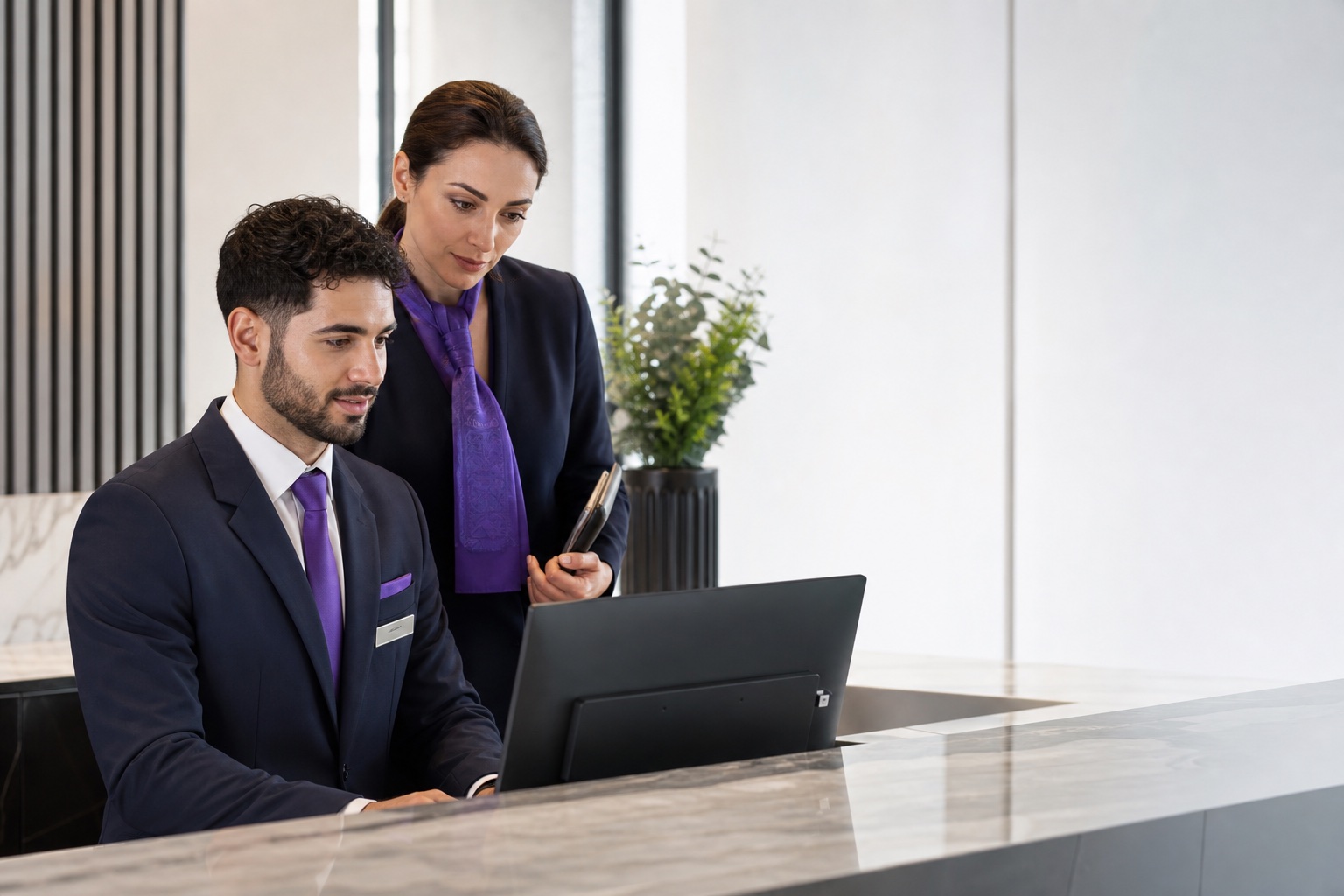 Équipe de réception consultant les informations du service